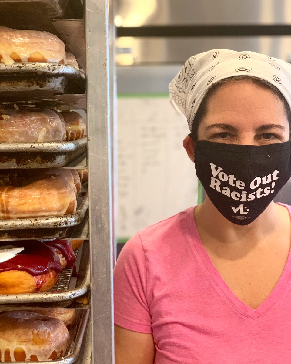 .Free free free election assorted boxes until we run out at Franklin and Lafayetter BK 
#rt #freedoughnuts #ElectionDay #Elections2020 <a href="/EaterNY/">Eater NY</a> <a href="/amNYOpinion/">amNY Opinion</a> #NY1Pic