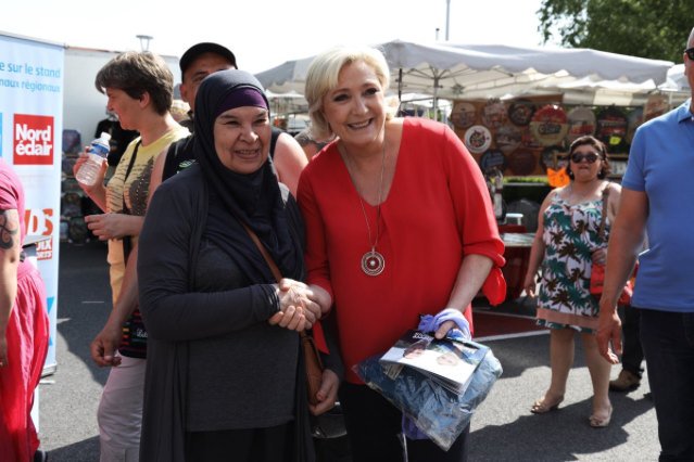 Désossage d'une treue islamodroitiste sur la place publique : Marine Le Pen - Page 4 El7P5TNXIAAbvyY?format=jpg&name=small