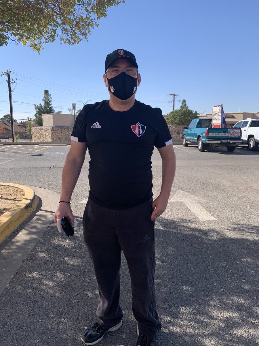 mariaramosnews's tweet photo. Jorge Jaime Álvarez, 44 nos comenta “Hay que ejercer nuestro voto como ciudadanos de este país como latinos es importante usar nuestro privilegio,#.” Álvarez voto en la librería pública de Dorris Van Doren. https://t.co/SfL9psFXcF