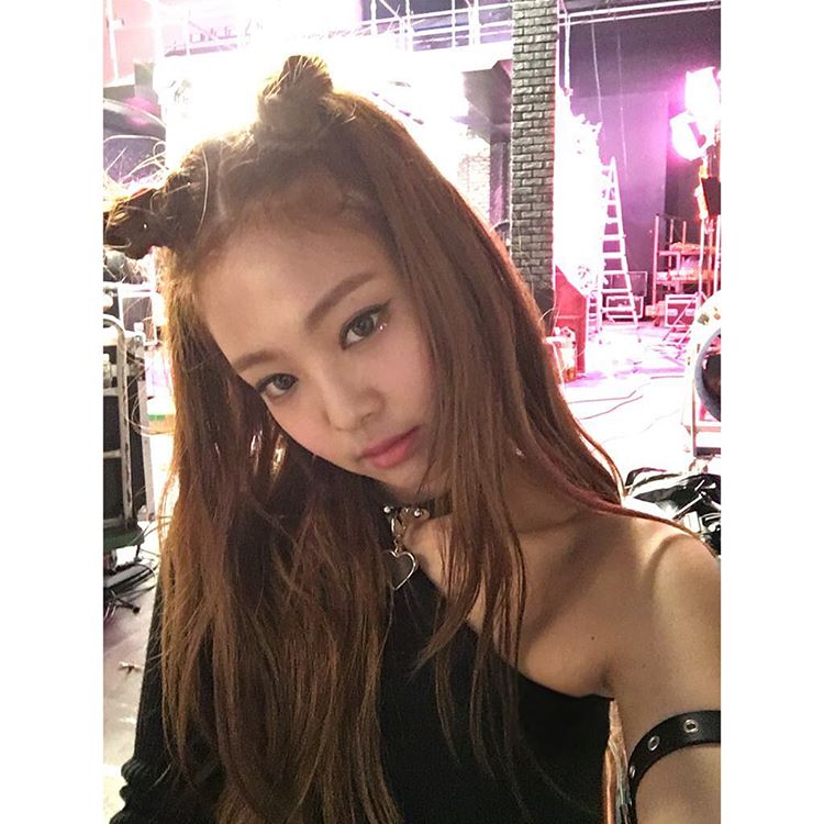 ICÔNICA: A primeira selca da #Jennie completa 4 aninhos! Como o tempo passou rápido 🥺

 📷: '#JENJEN #BLACKPINK #BOOMBAYAH #PorTrásDasCâmeras cabelo de chifres😈'

🔗: instagram.com/p/BMWneWGgp3r/