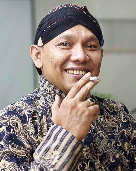 Bagong di tangan beliau iso dadi ponokawan, satria, dagelan, wong tuwo, wong alim, cah randuwe wedi blas, wani nantang Dewa, dll.

Ing ndonya pira suwene nggih Om..
Maturnuwun sanget.. 
Sugeng tindak Om..
wayangan teng surgo Om.. 💙 #Senonugroho