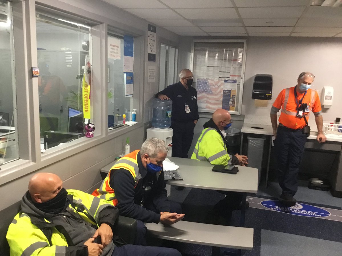 JRoo1421's tweet photo. ✈️🎉 Thank you Barry for 35 years of dedicated service!  EWR Tech Ops thanks you for all you do!! Time to celebrate!! 🎉✈️ @weareunited  #ewrtechops #35years #celebration https://t.co/71HDF6kYVX