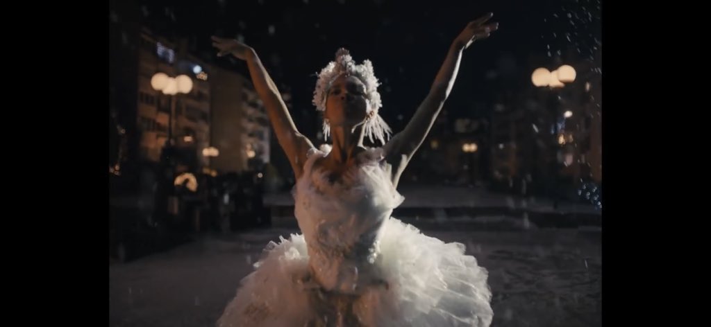 TheatreChaplain's tweet photo. Well, not even the Amazon advert with the priest and imam buying each other knee pads made me cry nearly as much as this! Beautiful. #AmazonAdvert #TheShowMustGoOn #GoFatima #SodCyber #TellRishi https://t.co/zRKeiI1VtD