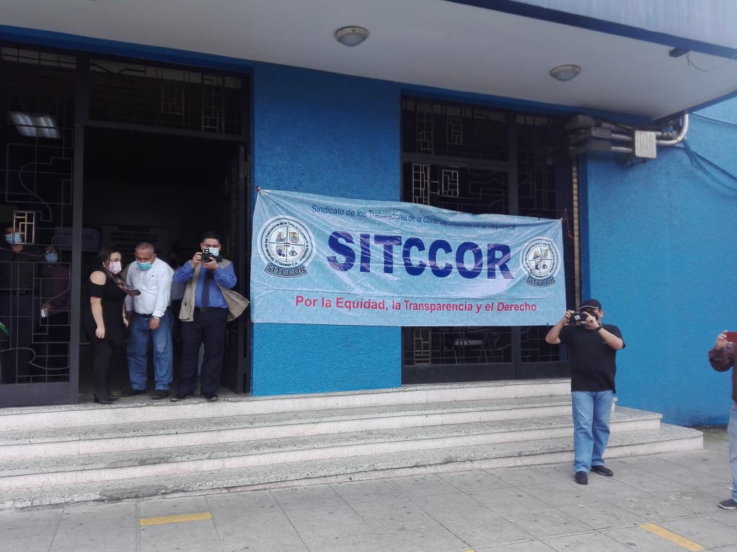 SEPIN66054341's tweet photo. Apoyando a nuestros compañeros de @SITCCOR  y a nuestro Ministro @RolandoCastroSv q presenta denuncia x plazas fantasmas q @emuyshondt tiene en la Alcaldía de S.S https://t.co/XI7q5C7ijL