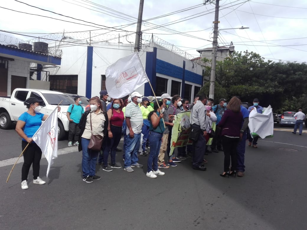 SEPIN66054341's tweet photo. Apoyando a nuestros compañeros de @SITCCOR  y a nuestro Ministro @RolandoCastroSv q presenta denuncia x plazas fantasmas q @emuyshondt tiene en la Alcaldía de S.S https://t.co/XI7q5C7ijL