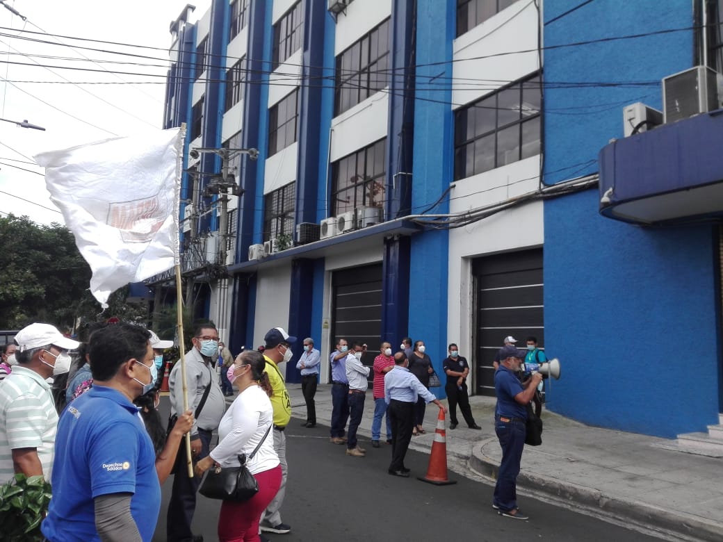 SEPIN66054341's tweet photo. Apoyando a nuestros compañeros de @SITCCOR  y a nuestro Ministro @RolandoCastroSv q presenta denuncia x plazas fantasmas q @emuyshondt tiene en la Alcaldía de S.S https://t.co/XI7q5C7ijL