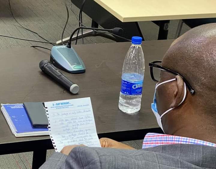 aii_stephen's tweet photo. #LekkiMassaccre 

Something suspicious happened during the sitting of the Lagos Panel of Inquiry today.

One man passed note (see photo and linguistic analysis of contents below) to another man but no one viewed that as unusual.

A thread: https://t.co/cBQH4pQgd5