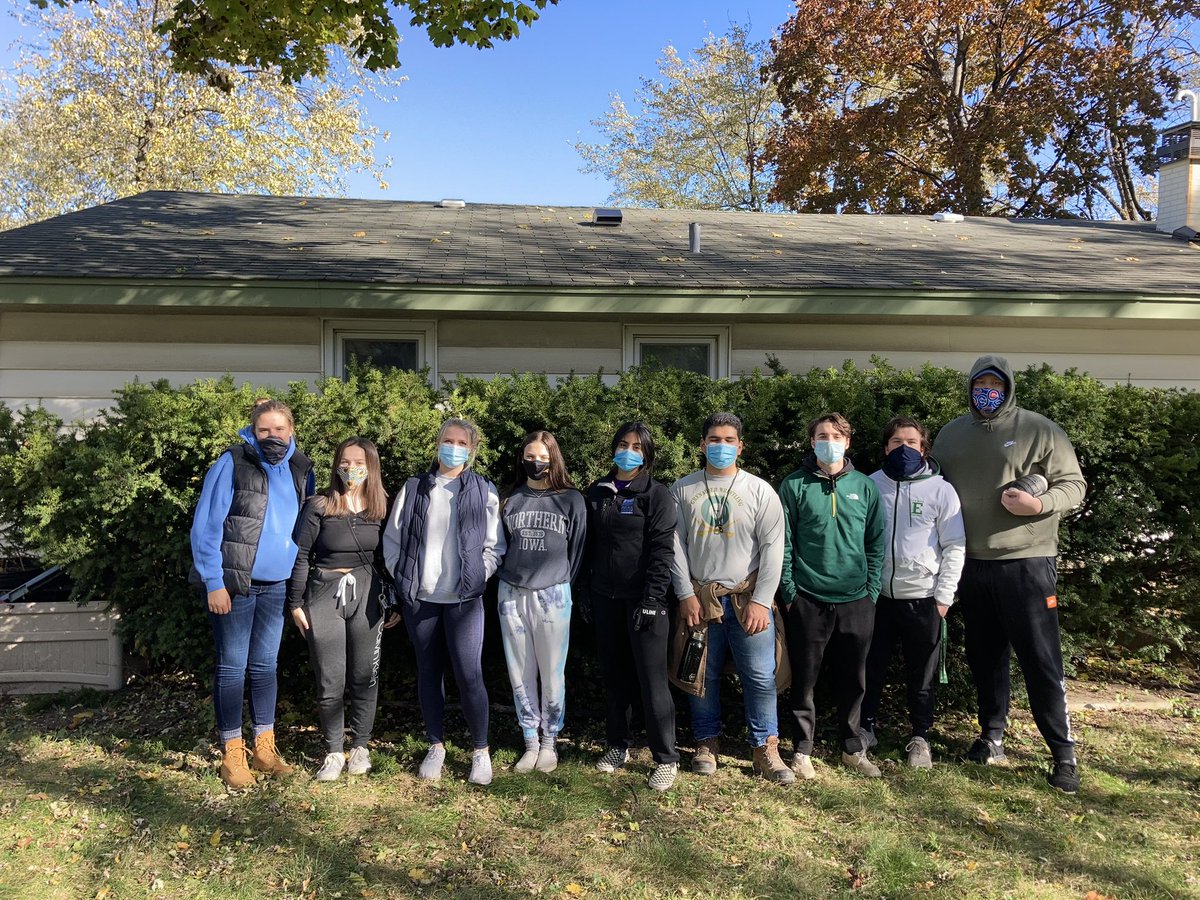 ElkGroveLTS's tweet photo. Thank you to all the #eglts volunteers who used their day off of school to provide lawn care for those in need. Very proud of these #leaders https://t.co/JS8gxfgZgr