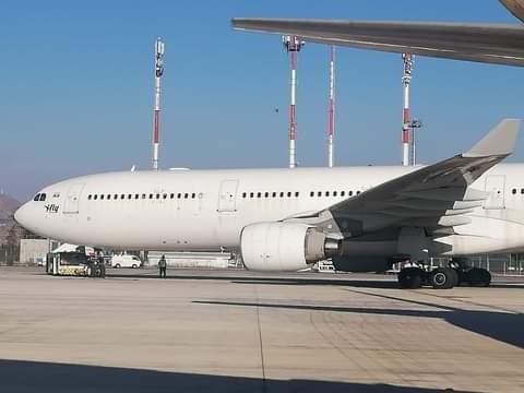 KattyNielsen's tweet photo. Hoy martes por la madrugada llegó este avión de la Compañía Fly sin matrícula, que no lo conoce nadie, lleno con inmigrantes... ¿¿¿Empezamos de nuevo???... El gobierno y los medios de comunicación nadie dice nada. https://t.co/aO0IFfaTZb