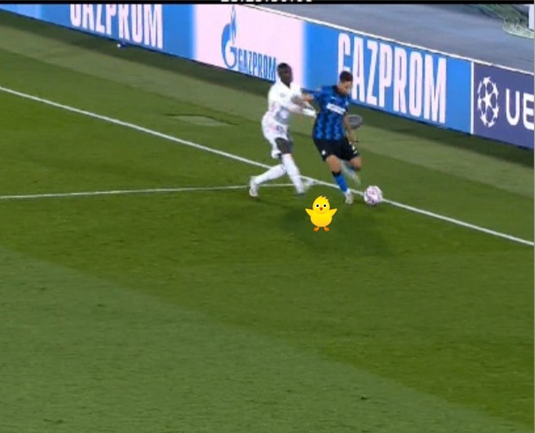 HoyEnDeportes4_'s tweet photo. No hay falta de Mendy por empujón al jugador del Inter en el gol de Benzema, el lateral del Madrid solamente ha evitado que Achraf pisara un pobre pollito que había en el campo. ¡HALA MADRID! https://t.co/okvotjwARy