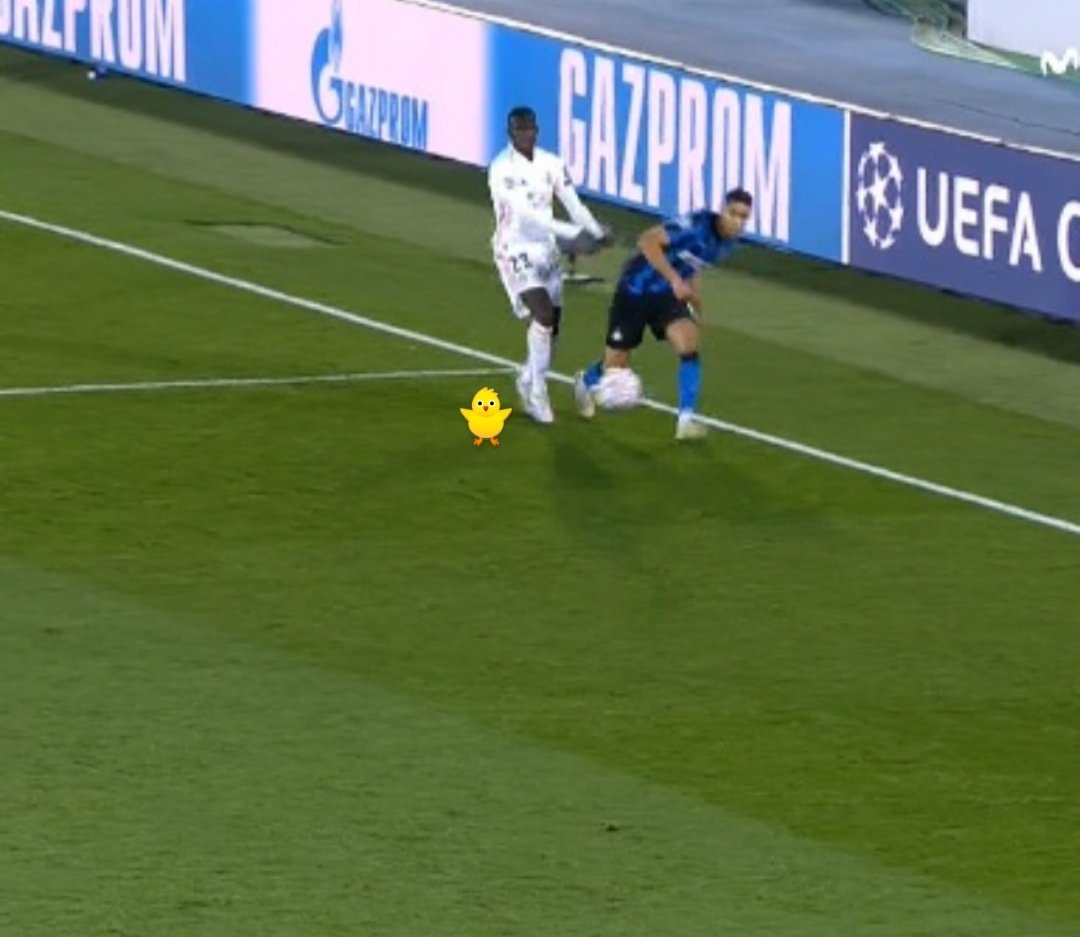 No hay falta de Mendy por empujón al jugador del Inter en el gol de Benzema, el lateral del Madrid solamente ha evitado que Achraf pisara un pobre pollito que había en el campo. ¡HALA MADRID!