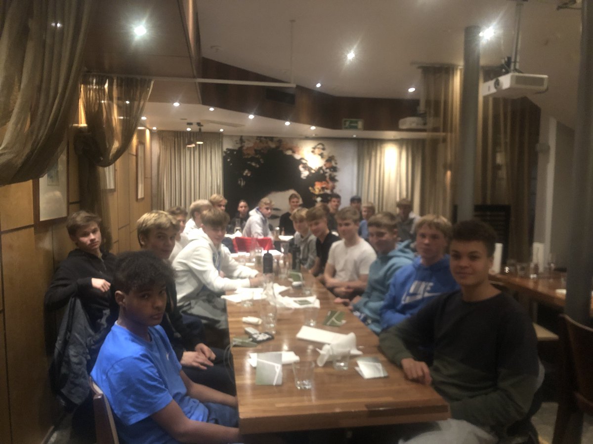 hjk05helsinki's tweet photo. @hjk05helsinki joukkueen pelaajat päätti kauden päättäjäisissä lahjoittaa sakkokassaan kertyneet varat Aulis Rytkönen-rahastoon tukeaksemme heikommassa taloudellisessa asemassa olevia jalkapalloharrastuksessa. #AulisRytkönenRahasto #HJKry #HJK #OnVainYksiKlubi https://t.co/w5CyqQNU0W