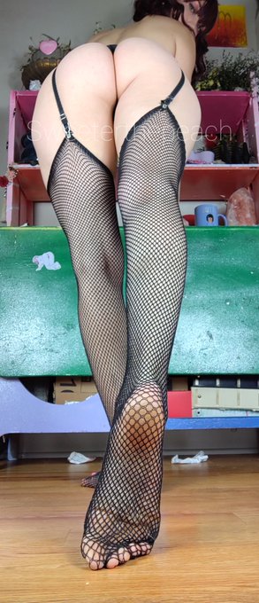 Imagine these long legs wrapped around you 😈😈 https://t.co/uHTbHHXns7