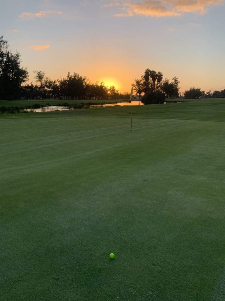 David1Bosa's tweet photo. 18hole 512yds Par5 ⛳️ Último Putt del día para eagle 🦅 con esta puesta de sol @GolfAmericas @TenerifeisGolf 🌅 #juegaconelprofe trabajando todas esas áreas de juego que no se te dan bien #progressgolf #golf #iteachgolf #gokfcoach #tenerife #golflife #golflasamericas #sunset https://t.co/HeWtTny5rq