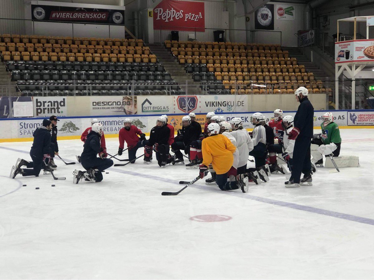 Etter at landslagssamlingene denne uken ble avlyst, bestemte vi oss for å sende landslagstrenerne ut til klubbene istedenfor. Ass. coach på #NorgeU16, <a href="/CatoCocozza/">Cato Cocozza</a>, har i dag vært på besøk hos U16-laget til <a href="/lorenskogik/">Lørenskog Ishockey</a> 🏒