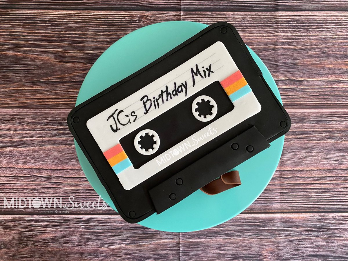 MidtownSweets's tweet photo. Cassette Tape Cake

Mocha cake with White Chocolate Ganache

Covered and detailed in fondant

#Cassette #CassetteTape #CassetteCake #CassetteTapeCake #baking #cake #cakecakecake #chocolate #chocolatecake #cakecups #midtownsweets #bake #dessert #frosting #buttercream #cakedesign https://t.co/IzwVGAI5Go