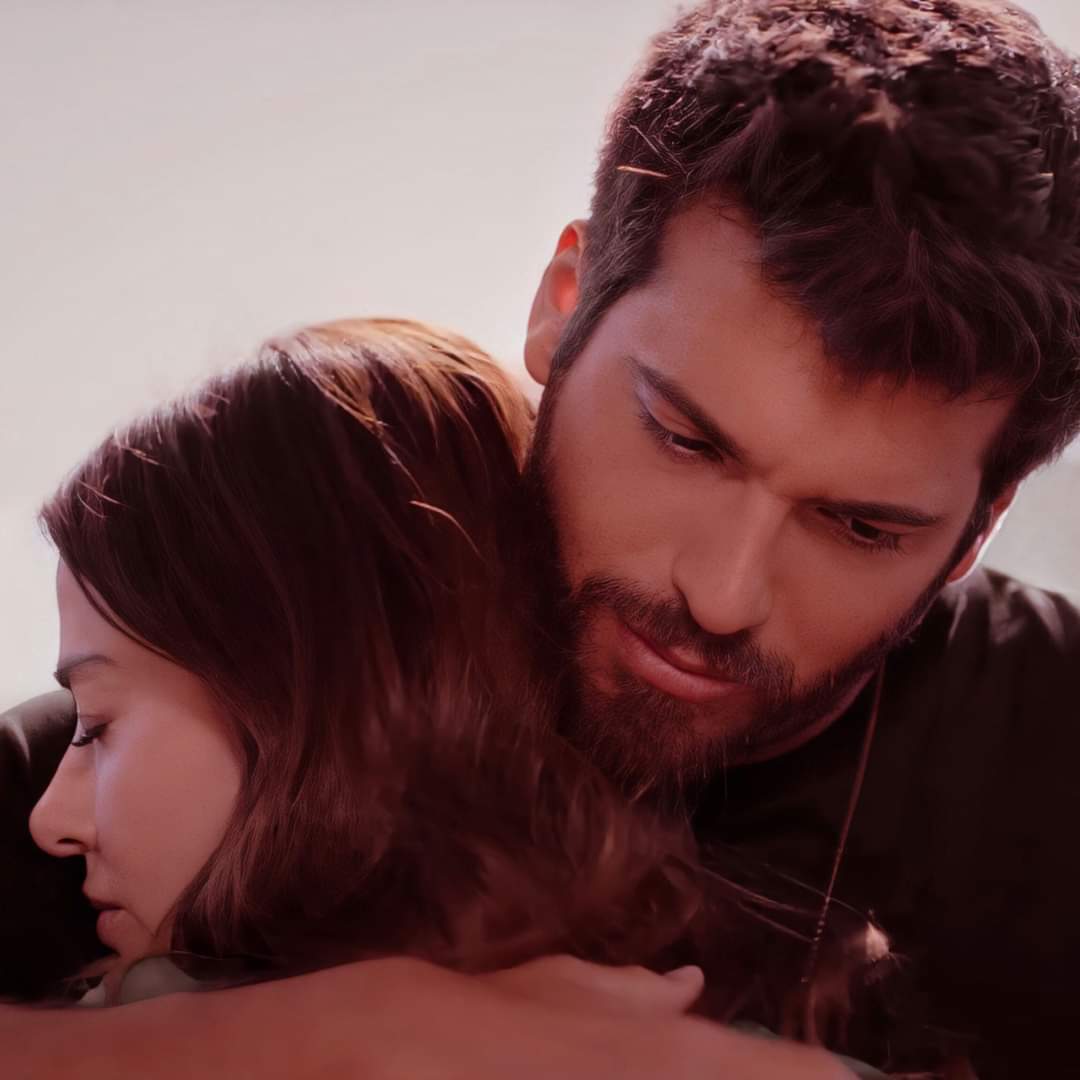 _LorellAT_'s tweet photo. Ozgur: Pensi che lascerei che ti succedesse qualcosa? ❤️❤️ #EzGürForever #BayYanlis #CanYaman #OzgeGurel https://t.co/3mEkQfvX7R