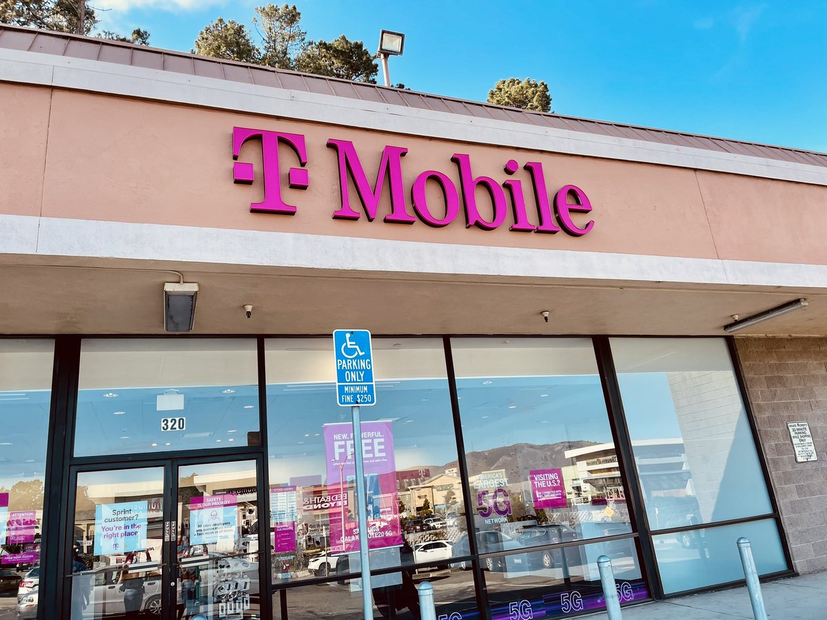Gellert T-Mobile is OFFICIAL! New sign is up 😍 <a href="/HiSallyPark/">Sally Park</a> <a href="/Randy_E_Tam/">Randy Tam</a>