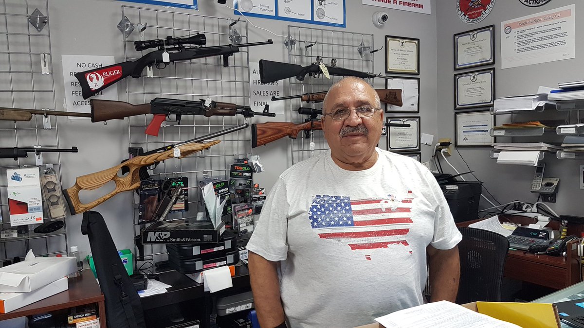 Moti, propriétaire d'un gunshop: "tout le monde s'est précipité sur les armes depuis le covid". Dans le magasin un client vient d'acheter son 1er revolver: "si trump gagne les antifa vont à nouveau faire des émeutes"