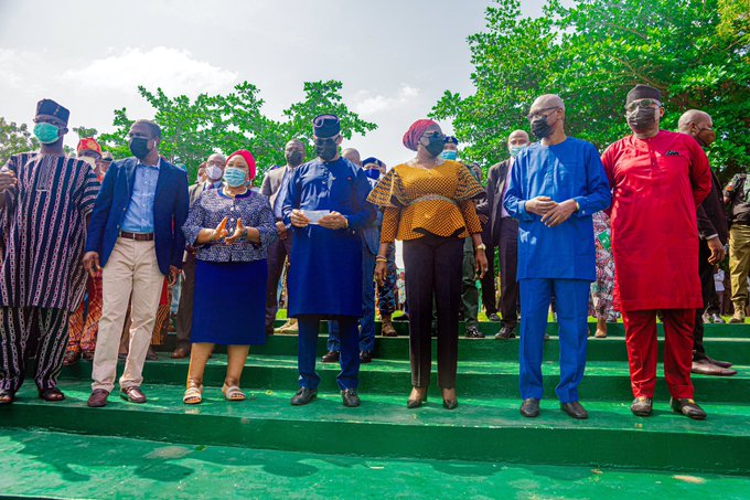 ShemariahMedia's tweet image. The Ogun State Civil Service workers visits the Ogun State Governor, @dabiodunMFR to show sincere appreciation for the New Minimum Wage that the State Government recently implemented with the October salaries. #BuildingOurFutureTogether #ogunstate #ogunupdate