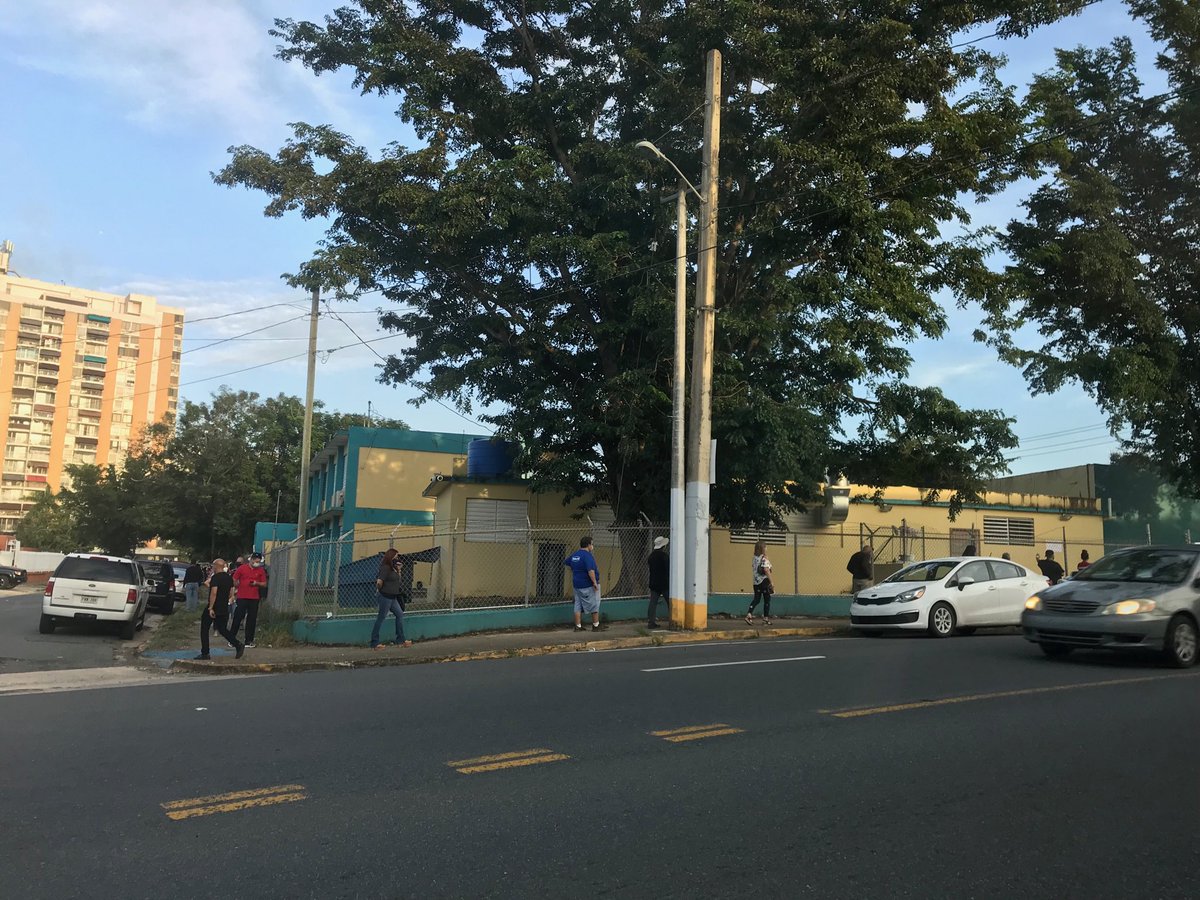 Yomaris Rodriguez (@yomarisr) on Twitter photo A las 5:15 p.m. continúan las largas filas afuera de escuelas de votación. #RumboAlVoto <a href="/VoceroPR/">El Vocero de Puerto Rico</a> A las 5:15 p.m. continúan las largas filas afuera de escuelas de votación. #RumboAlVoto <a href="/VoceroPR/">El Vocero de Puerto Rico</a>
