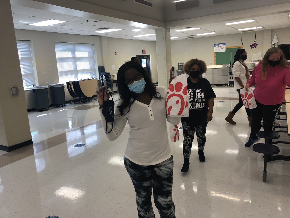Thank you <a href="/NewtonFederal/">Newton Federal</a> for the wonderful surprise for our teachers <a href="/SSE_NEWTON/">SSE_NEWTON</a>! Our South Salem teachers ❤️ them! We love the new South Salem Strong masks!
#ncssbethebest #southsalemstrong