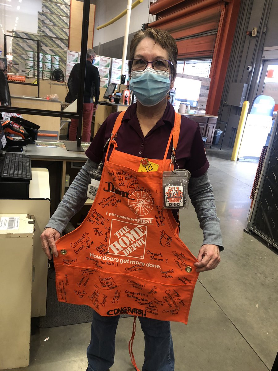 #HD0803 FES Freddie and HeadCashier @breezybri104 present Donna with the Cashier of the Year award!! 👏📣🏆🏅Well Deserved! Way to #GETinvolved 🧡!! <a href="/misshd03/">Megan A. Coleman</a>