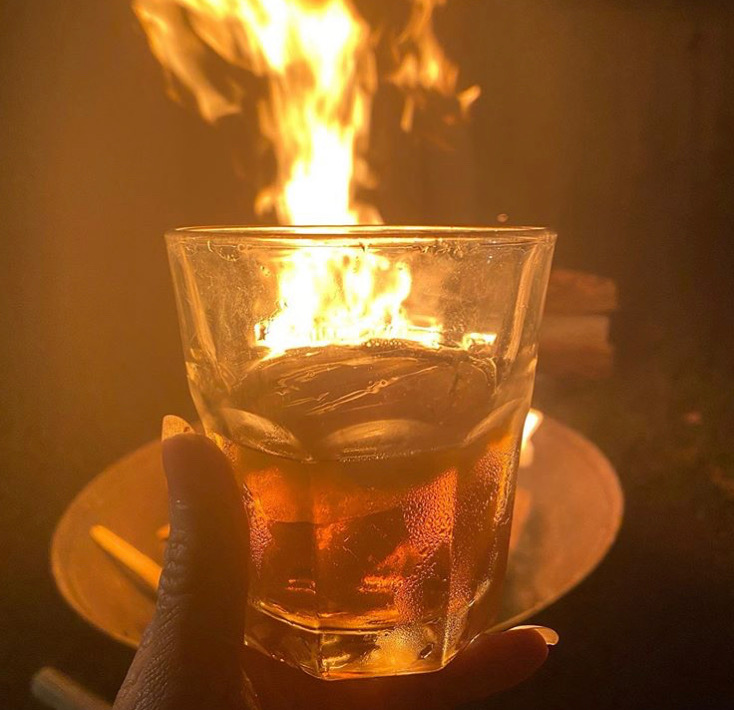 Smoky_Quartz_D's tweet photo. #TipsyTuesday No getaway is complete without our V5 Bourbon! Stop by our distillery to stock up! 🥃

#smokyquartzdistillery #sqd #craftspirits #bourbon #alcohol #drinklocal #getaway #drinkup https://t.co/rwMArI88y2
