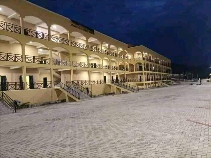 tosinsammy_s's tweet photo. #ProudlyEkiti

FACILITIES IN THE NEWLY BUILT CENTRAL  MARKET, ADO #EKITI.

▪︎234 Open Shops,
 
▪︎738 Lockup Shops,

▪︎2 Restaurants,

▪︎2 Banking Halls,

▪︎2 Warehouses,

▪︎ Police post,

▪︎ Fire Station
 
▪︎ Clinic.

#JKF2At2 #JKFatworks @bisiafayemi @APCNigeria https://t.co/1yXy8QffIw