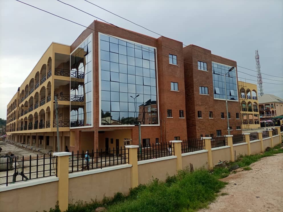 tosinsammy_s's tweet photo. #ProudlyEkiti

FACILITIES IN THE NEWLY BUILT CENTRAL  MARKET, ADO #EKITI.

▪︎234 Open Shops,
 
▪︎738 Lockup Shops,

▪︎2 Restaurants,

▪︎2 Banking Halls,

▪︎2 Warehouses,

▪︎ Police post,

▪︎ Fire Station
 
▪︎ Clinic.

#JKF2At2 #JKFatworks @bisiafayemi @APCNigeria https://t.co/1yXy8QffIw