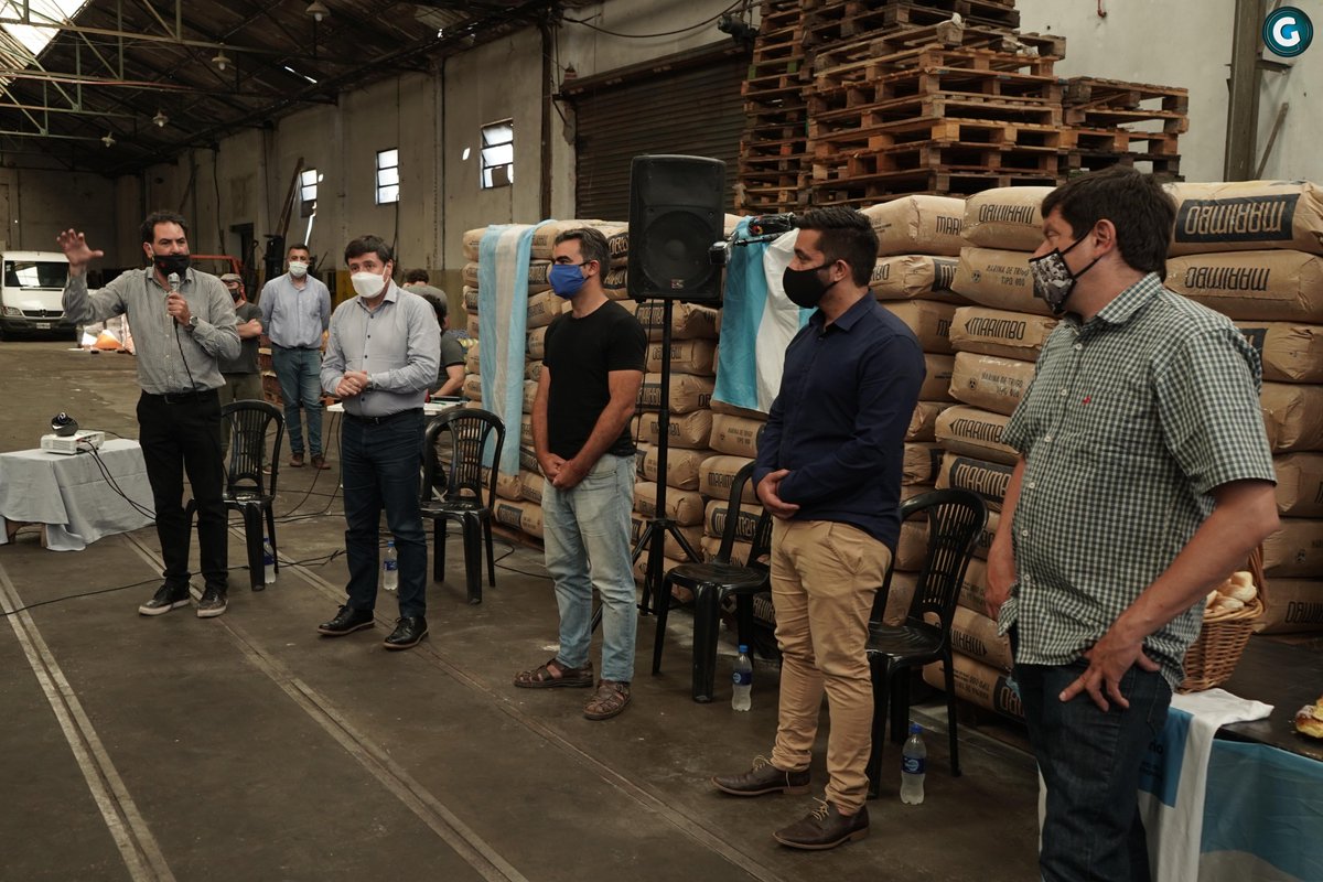 Hoy estuvimos acompañando a los compañerxs de Cooperativa CITRUS, junto a Rafael Klejzer y el Ministro Daniel Arroyo, donde se realizó una donación de Harina por parte del Ministerio de Desarrollo Social para la implementación del programa PAN SOLIDARIO 
Por mas y mejor trabajo!