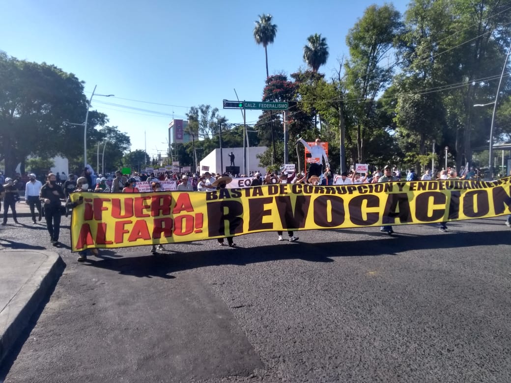 Trafico_ZMG's tweet photo. #AlMomento Ciudadanos se manifiestan sobre la avenida Vallarta al cruce con calzada Federalismo, exigiendo la revocación del gobernador Enrique Alfaro https://t.co/NgsVs1PnMQ