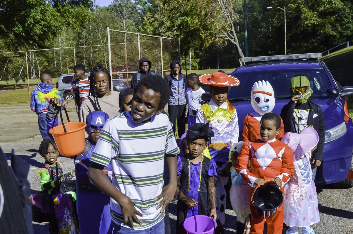 Atlanta_Police's tweet image. APD Academy Class 267 had a spooky good time during the Trunk or Treat in Harper Park on October 30. The APD Academy partnered with Divine Community Connections, a nonprofit that offers mentorship &amp;amp; tutoring programs to youth in the metro Atlanta area. #OneAtlanta #MySafeATL