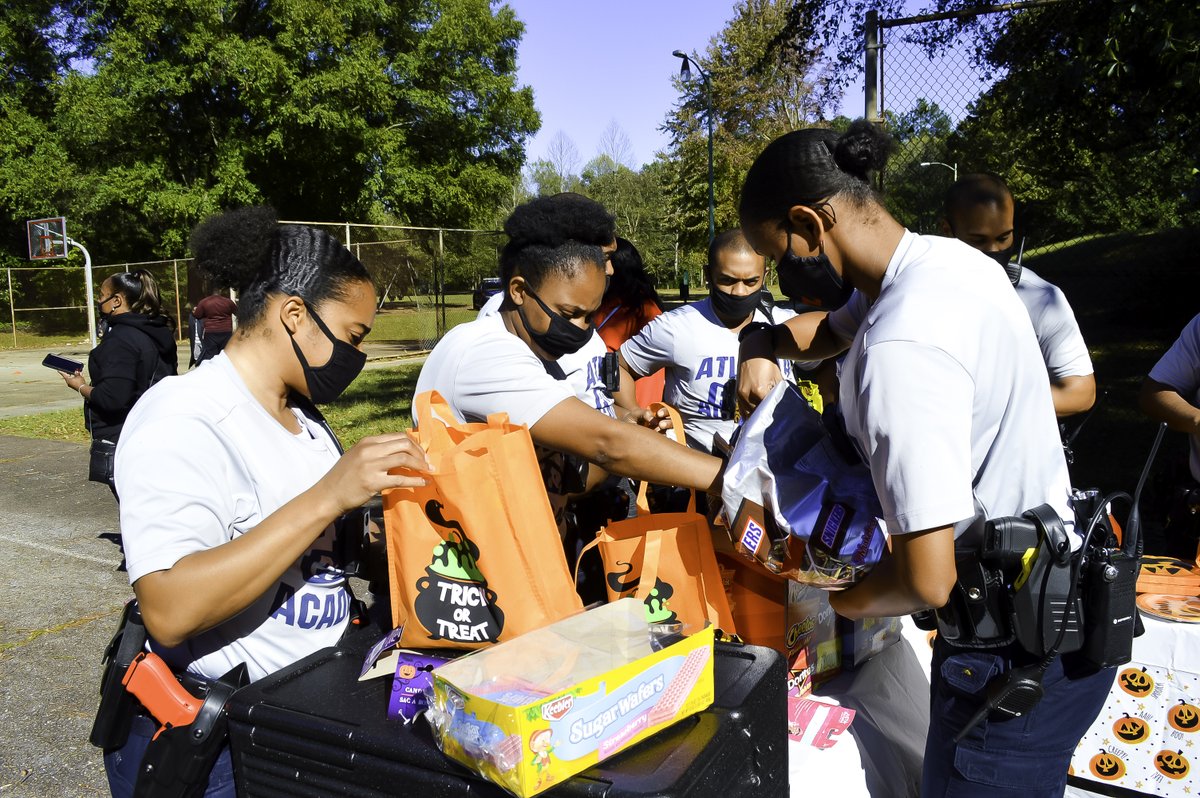 Atlanta_Police's tweet image. APD Academy Class 267 had a spooky good time during the Trunk or Treat in Harper Park on October 30. The APD Academy partnered with Divine Community Connections, a nonprofit that offers mentorship &amp;amp; tutoring programs to youth in the metro Atlanta area. #OneAtlanta #MySafeATL