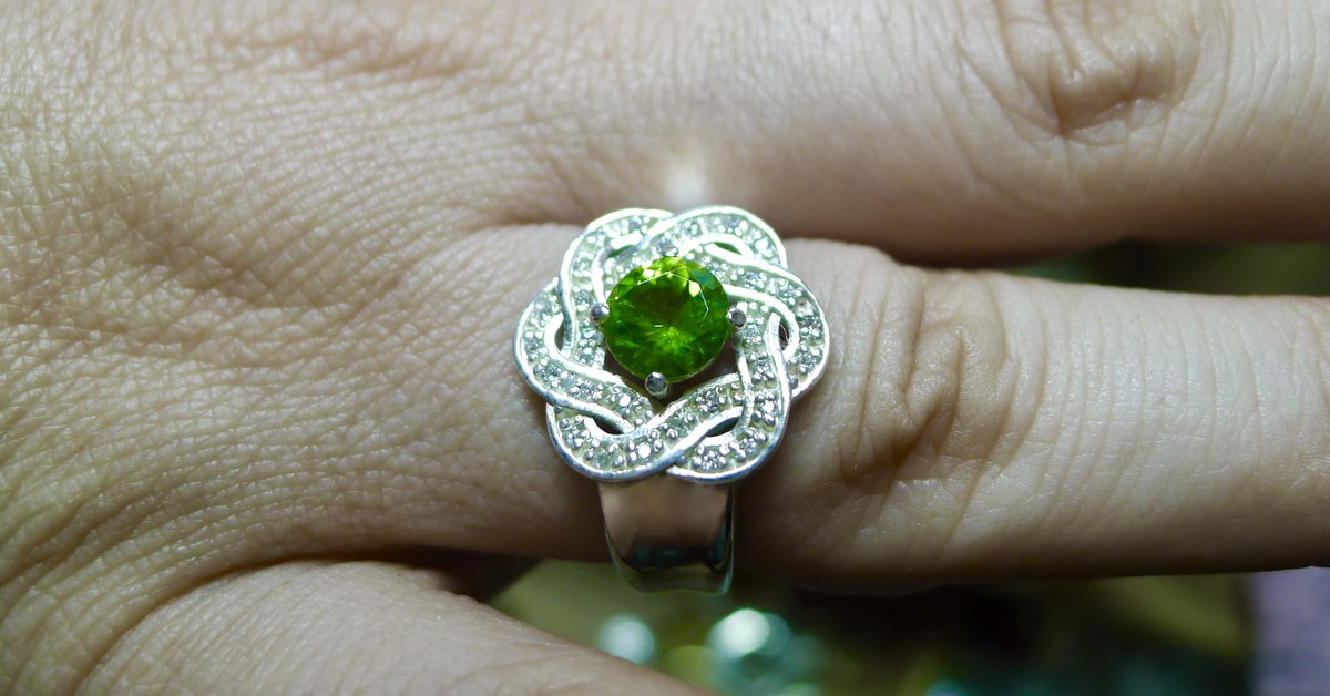 AidiMac's tweet image. Please retweet this little shiny thing I made for my wife. She works so hard doing things I don't like doing- Taxes, bills, paperwork, grocery shopping, cooking and much more. So I made her this -- White gold, Peridot and diamonds. #irishjewellery