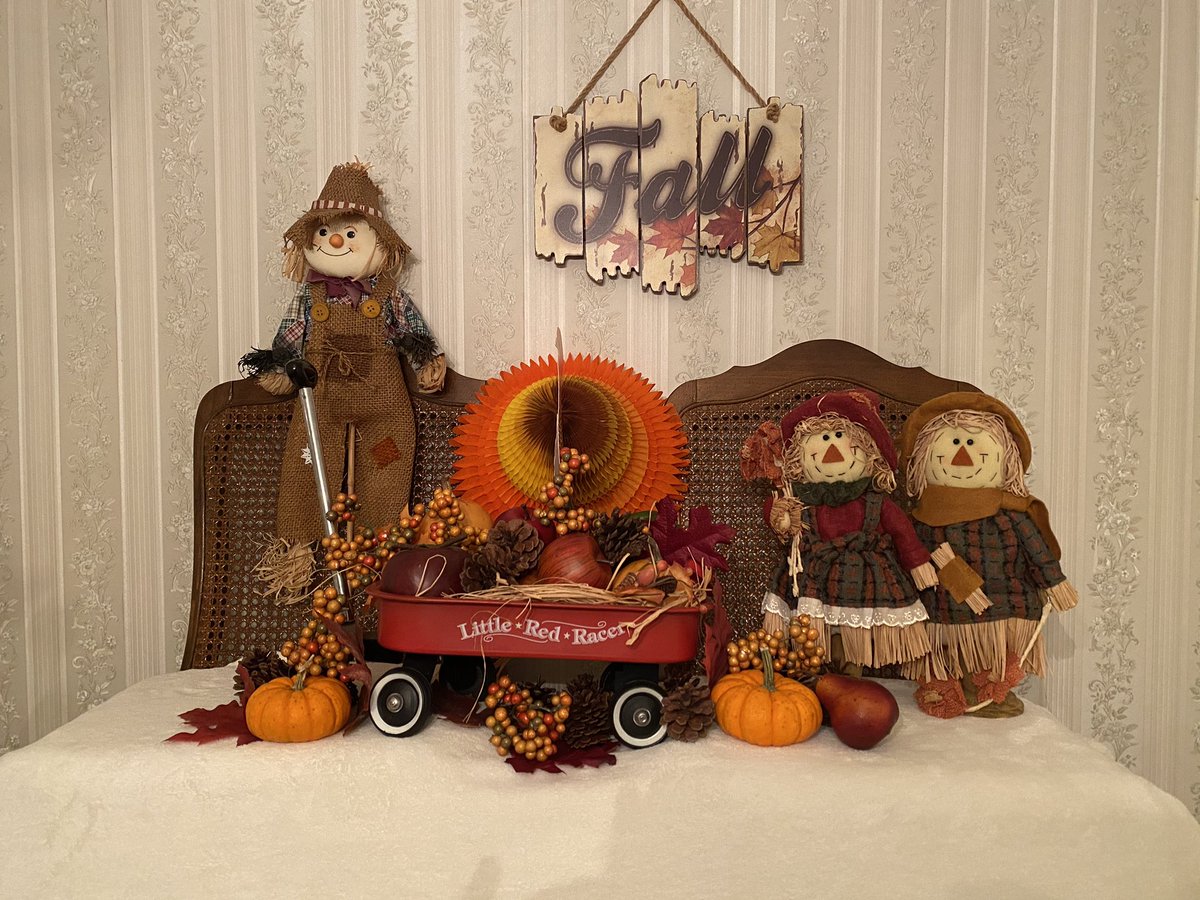 ProfeGoodwin's tweet image. Not as elaborate as my Halloween background, but several students commented that they liked seeing it, so I have decided to continue decorating for them. Here is my fall background for November. @Oaktonlship @OaktonHS #WEAREOAKTON