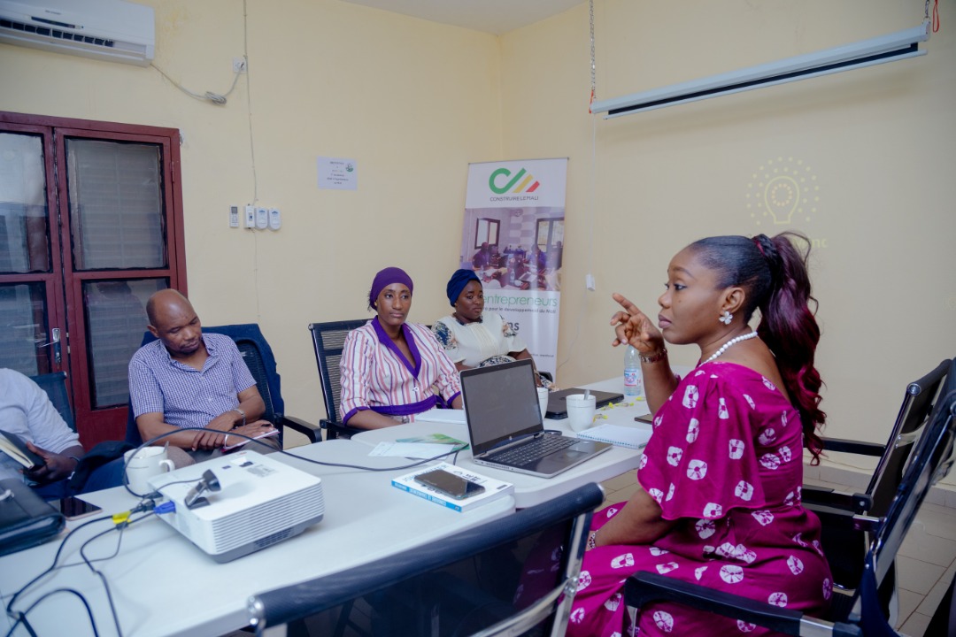 ConstruireLe's tweet photo. Formations thématiques pour renforcer les capacités des bénéficiaires du programme Construire le Mali à Teteliso ce mardi 03 novembre 2020.
La formation animée par Mme Mariam Inna Kanouté avait pour thème " Développement personnel ".
#construirelemali #diasporamalienne https://t.co/0F4KKqSG1I