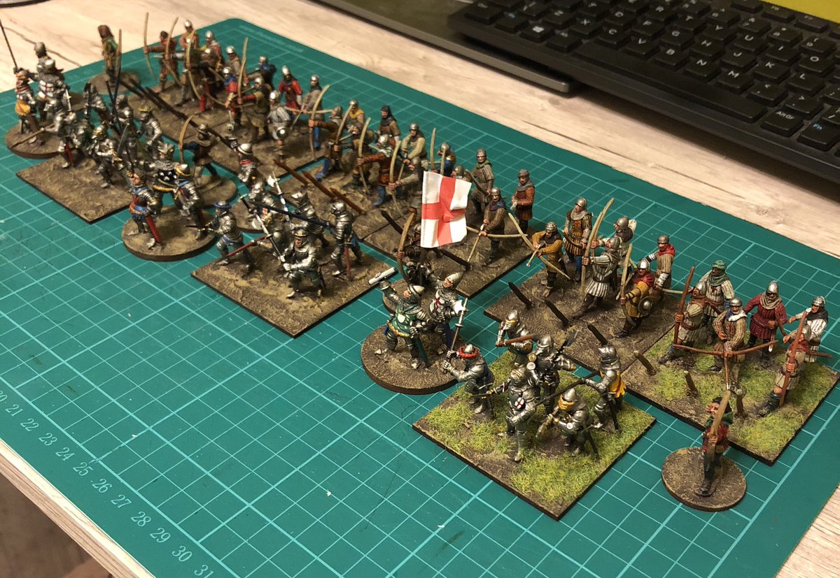 My  #HundredYearsWar army is getting near completion. Only grass and banners to go now.  #miniaturepainting  #wargaming