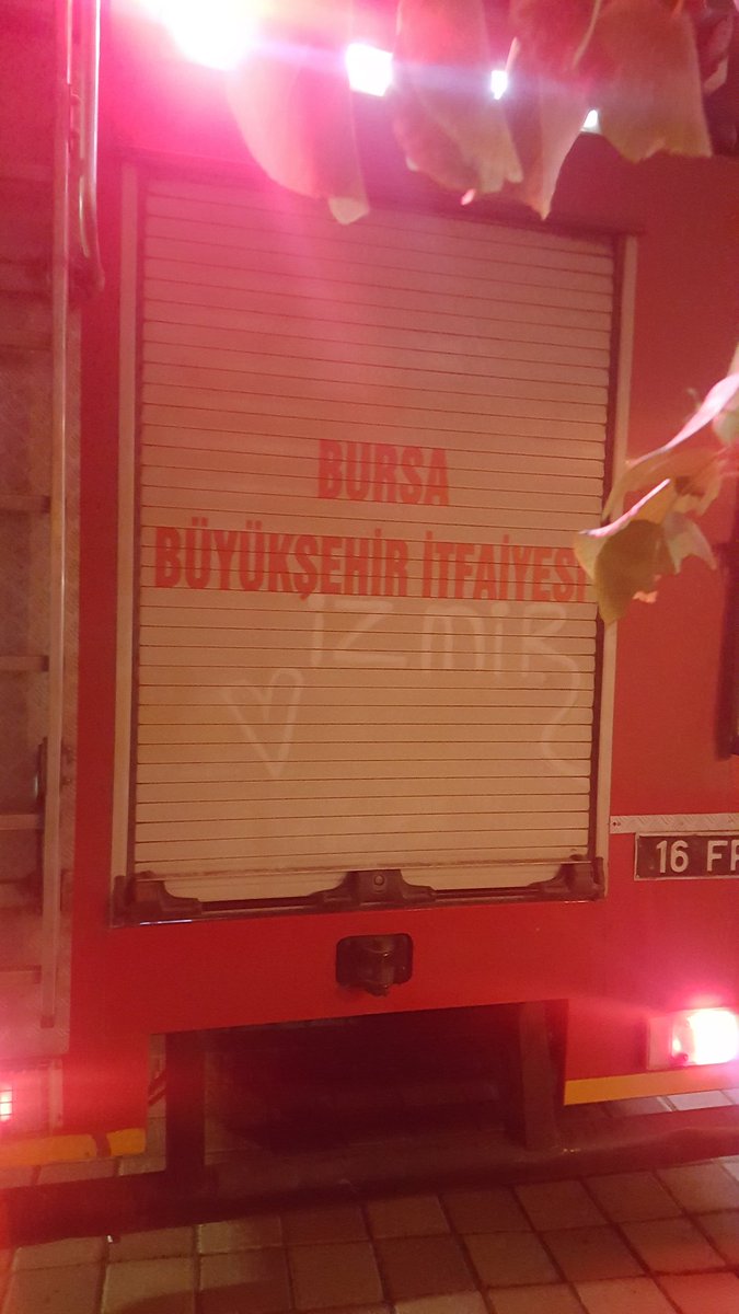 filizergin09's tweet photo. #bursaitfaiyesi @bursabuyuksehir 
#izmirdepreminde emrah apartmaninda canla başla çalıştılar. Biraz olsun yardımcı olabildiysek ne mutlu bize. On numara abiler hepsi, allah güzel günlerde karşılaştırın bizi inşallah. https://t.co/iZtaEYaDB6