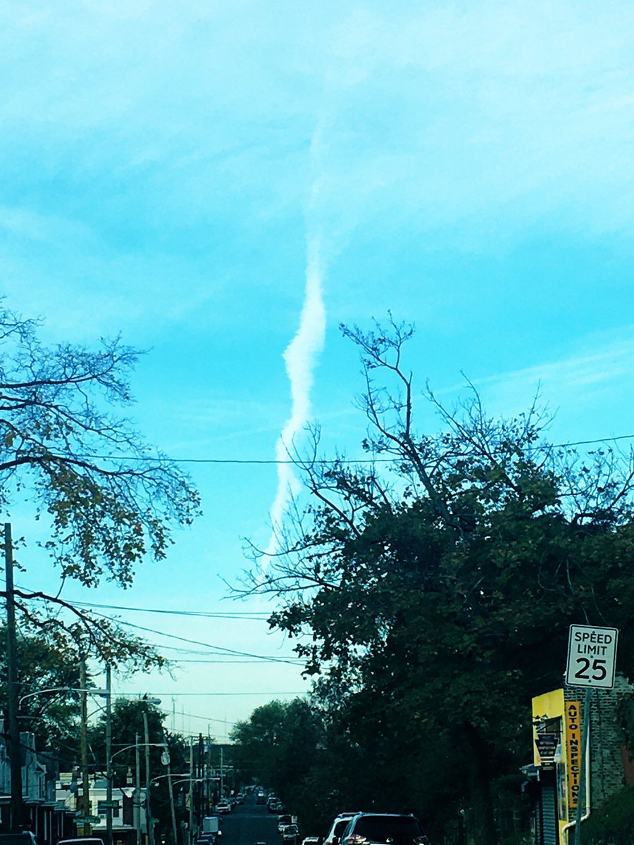 SyKrayZ's tweet photo. Election Day Chem Trail 😩 😷More like a portal of Chem Trails! https://t.co/bmLwhdXT50