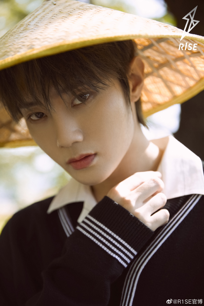 R1SEupdates's tweet photo. 201103 R1SE-官博 Weibo Update
[TRANS]

Liu Ye's makeup is like without makeup. 

They're going to come online warmly~ They harvest paddy and dig bamboo 🌾 The makeup battle and their charitable actions lead to laughter 😏 (1/2)

♫ #创造营2019 #ProduceCamp2019 
#刘也 #LiuYe #R1SE https://t.co/f0yRvXF1kq
