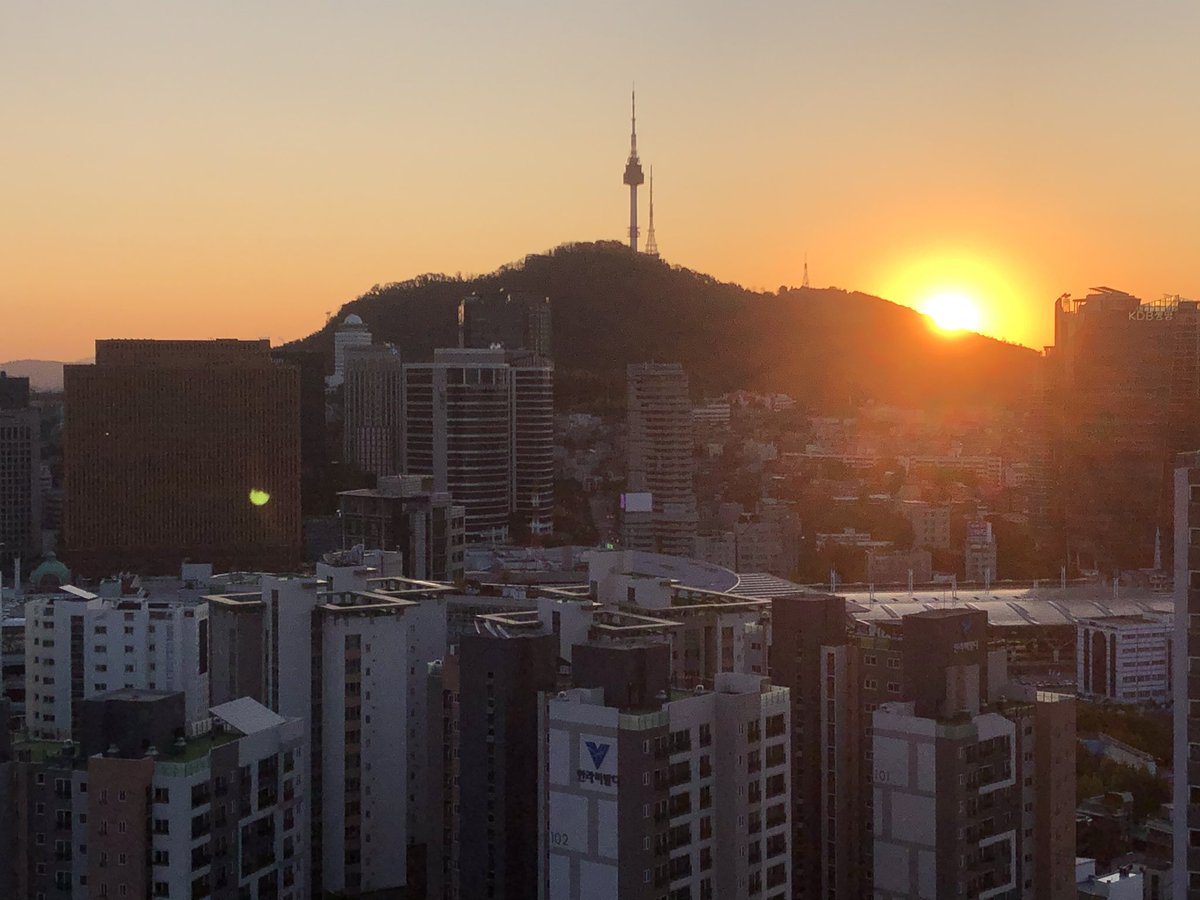 BBCLBicker's tweet photo. The sun rises in Seoul as it sets in Washington. Everyone here watching the election carefully. South Korea’s relationship with Donald Trump has not been the easiest but Seoul has praised Trump for at least trying to reach a deal with Kim Jong Un. He too will be watching.. https://t.co/GNJQzPvZkR
