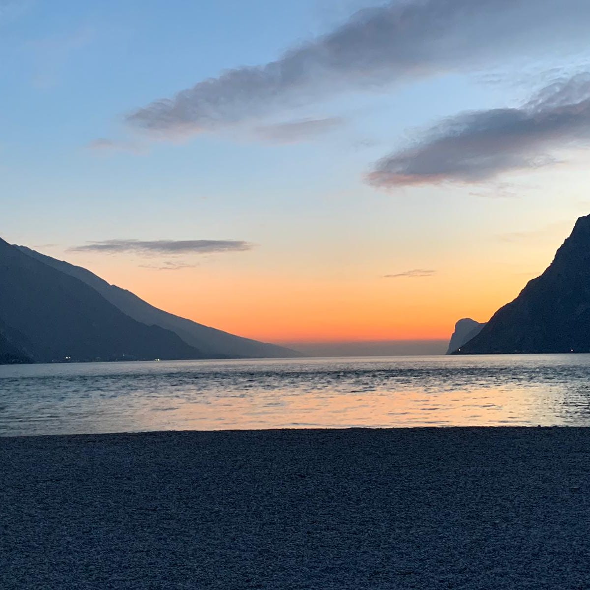 parabordando's tweet photo. Chiedo a chi ama l'aria aperta di postare una foto che ha scattato. Nessuna descrizione. L'obiettivo è recuperare pace e armonia senza negatività. Copia il testo, metti una foto sulla tua pagina e guardiamole. 
Ecco la mia.
#picoftheday #ventoinpoppa #ilovesailing #lagodigarda https://t.co/R7SCQzmQCH