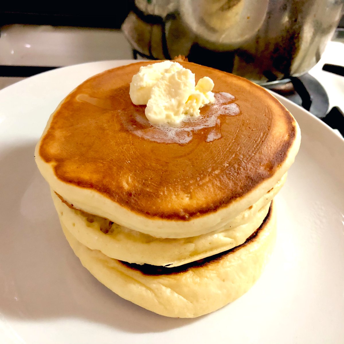 全農広報部 公式 日本の食を味わう ホットケーキミックスとかパンケーキミックスを使ってそれらを焼くときは 先に 卵 と 牛 乳 を 混 ぜ て か ら ミックスを入れると 混ぜやすいし混ぜ過ぎを防げます 混ぜ過ぎると膨らみにくくい 主役のミックスを先