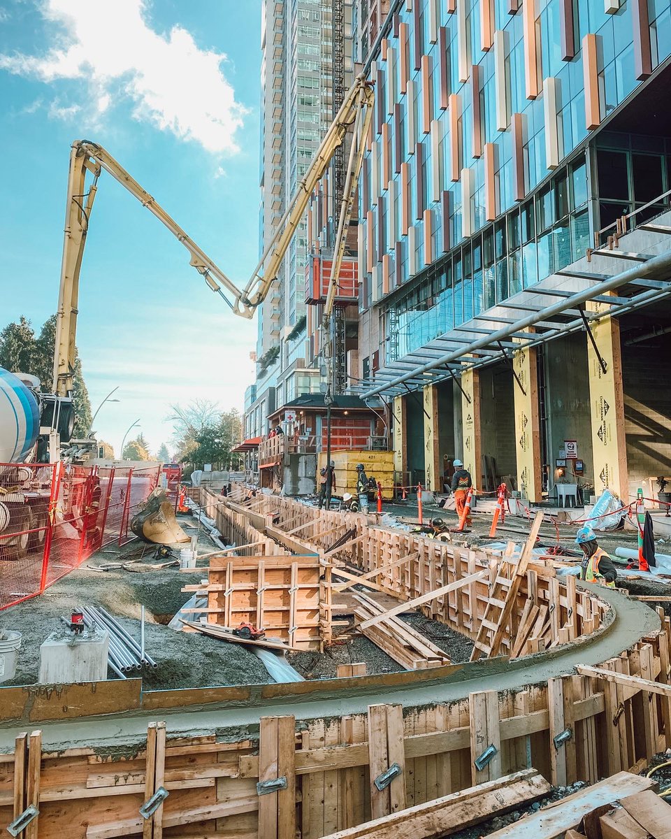 fuhriousconst's tweet photo. Another round of RMA walls in Burnaby on Beresford. Big push from the crew to get these done in record time and they turned out great! 🤩 Next step is to strip, and begin forming the suspended pedestrian bridges between the walls!
#FuhriousConstruction #ArchitecturalConcrete https://t.co/K1IMrUGrzc