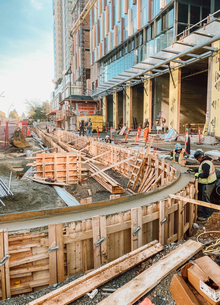 fuhriousconst's tweet photo. Another round of RMA walls in Burnaby on Beresford. Big push from the crew to get these done in record time and they turned out great! 🤩 Next step is to strip, and begin forming the suspended pedestrian bridges between the walls!
#FuhriousConstruction #ArchitecturalConcrete https://t.co/K1IMrUGrzc