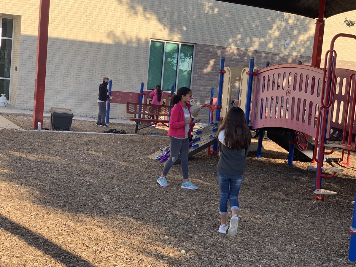 DesireeOlmos2's tweet photo. ⁦@FEScomal⁩ ⁦@WoodsComal⁩ Investigating push and pull forces on the playground! https://t.co/Ubp50Ngl1F