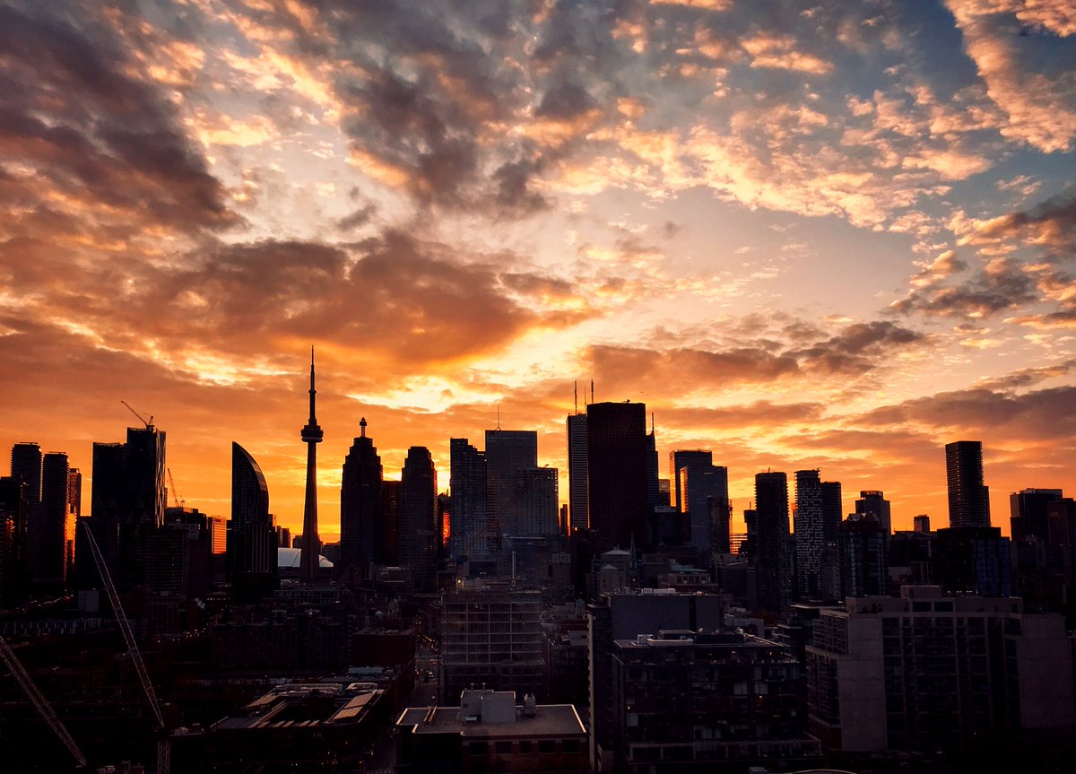 GlobeSunset's tweet photo. It’s back! The Globe #sunset! Goodbye Daylight Savings Time! 
(And good luck America! Hope the election turns out OK!) https://t.co/TCyX7DW8pR