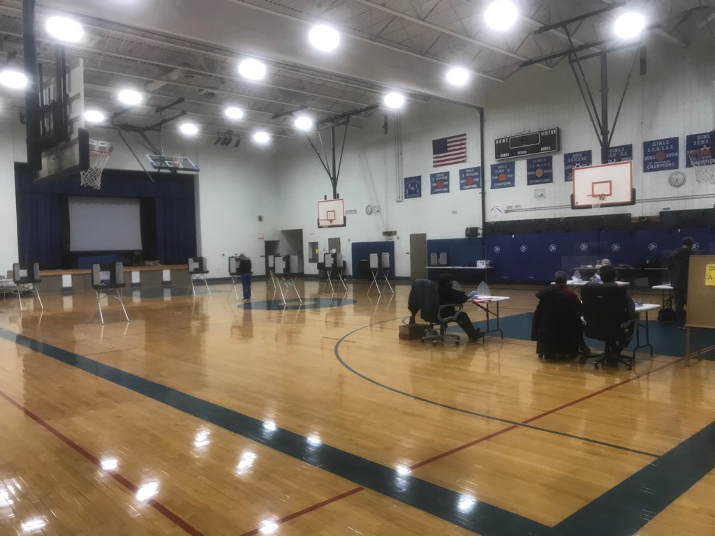 No waiting at 5:40 pm in sparsely pop. Voluntown, but 6 am thru 12 there were sig wait times, moderator reports.