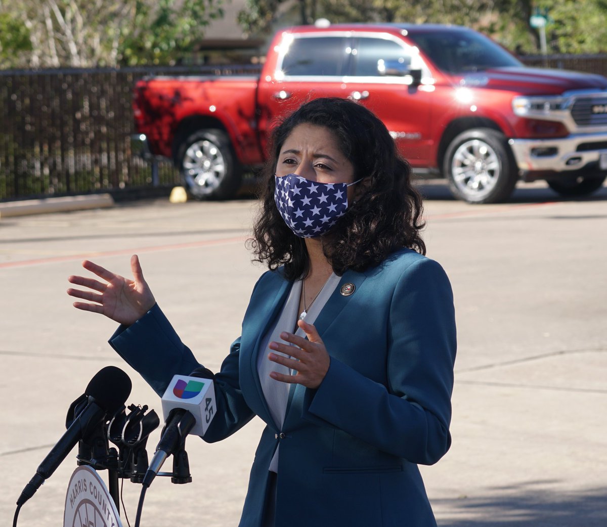 LinaHidalgoTX's tweet image. At a polling location in Pasadena, one of 806 available today. Yes EIGHT HUNDRED and SIX and you can vote at EVERY SINGLE ONE. There's for sure one near you. Check HarrisVotes.com, find a poll, check wait times, get it done.